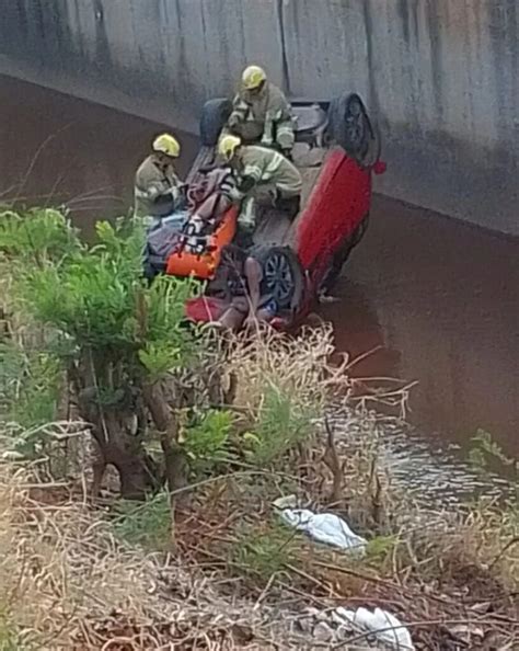 Carro Cai Em C Rrego Em Montes Claros Uma Gr Vida E Crian As Estavam