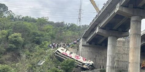 Video 10 peregrinos muertos y más de 50 heridos al caer un autobús