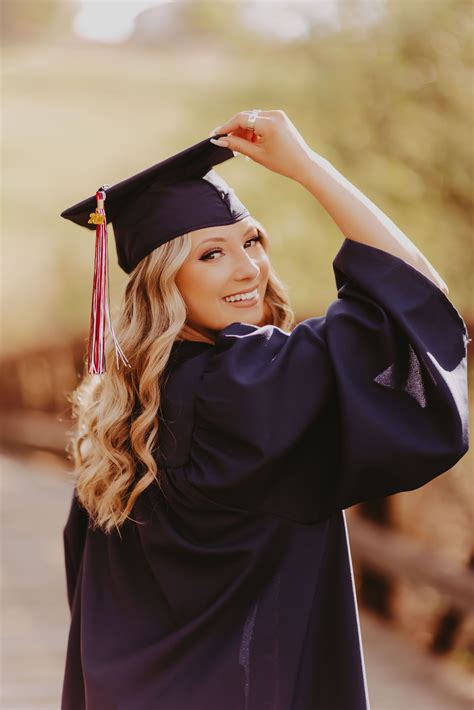 College Grad Pictures Girl Graduation Pictures Graduation Picture Poses Graduation Portraits