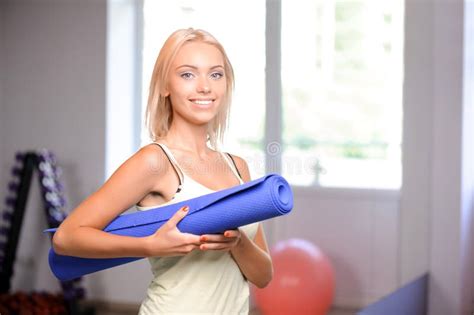 Fille Blonde Avec Une Boule De Forme Physique Photo stock Image du sourire athlète 56492412