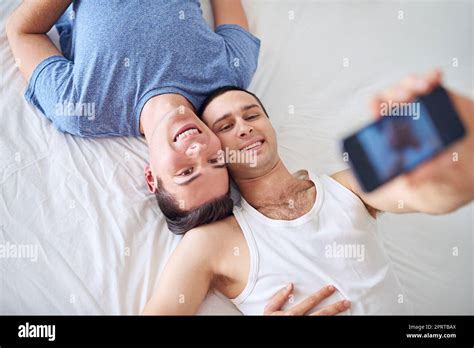 Deux Hommes Gay Au Lit Banque De Photographies Et Dimages Haute R Solution Alamy