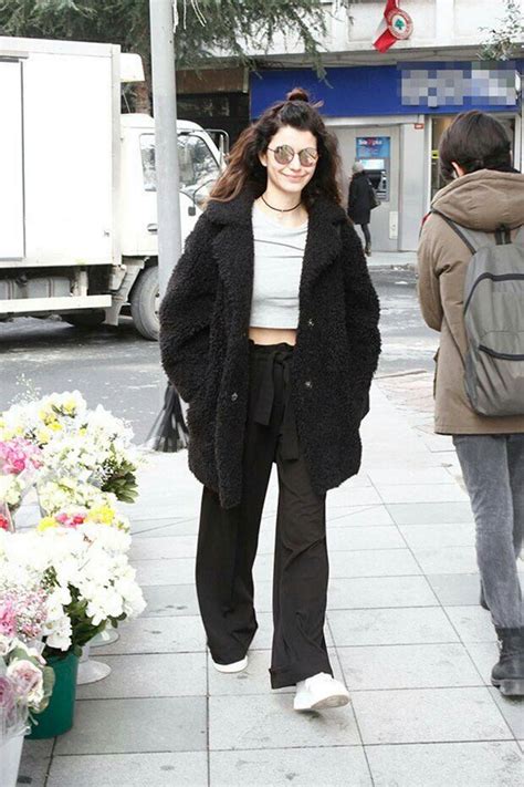 Beren Saat Look