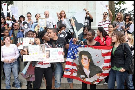 Photo Des Fans De Michael Jackson Lui Rendent Hommage Sur Le Parvis