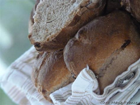 Petits pains à la farine de châtaigne et aux dés de figues sèches