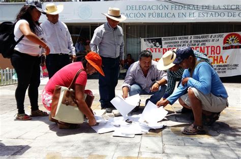 Queman integrantes de la CETEG notificaciones para la evaluación en la