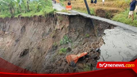 Longsor Memutus Jalan Kabupaten Di Temanggung Pengendara Harus Memutar