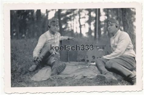 FOTO FUNKER DER Wehrmacht am Tornister Funkgerät im Felde