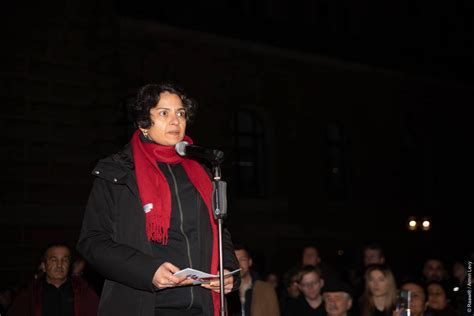 Zahlreiche Menschen Gedenken Erdbeben Opfer Vor Dem Hamburger Rathaus