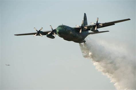 C 130 Hercules FAB inicia trabalhos de combate a incêndio na