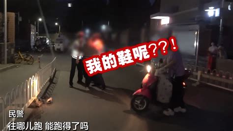 鞋都跑掉了！北京夜查点一男子酒驾摩托还没本 交警：罚！ 北京时间