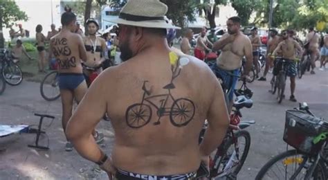 Sicurezza Stradale Nudi In Bicicletta Per Protesta Adesso Mi Vedi