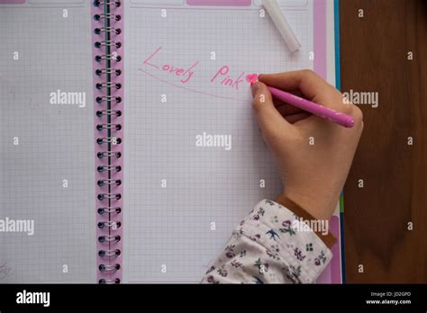 Dessin De Fille Blonde A Lunettes Banque D Image Et Photos Alamy