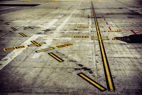 A Trilha Da Pista De Decolagem Do Aeroporto Para Planos Decola Imagem