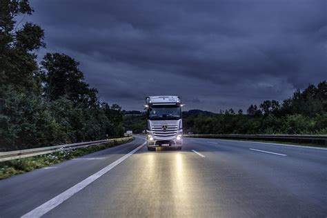 Caminhão Mercedes Benz GenH2 ultrapassa a marca de 1 000 km um