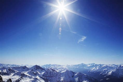 无人横图俯视航拍室外白天旅游度假美景山太阳雪雪山大雪阴影光线纹路纹理影子冰积雪景观山峰雪景云