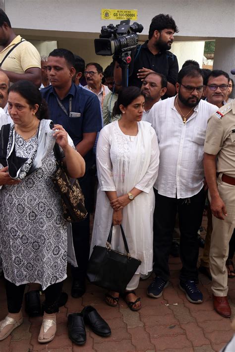 Sonali Kulkarni Gave Final Respects Sulochana Latkar At Her House