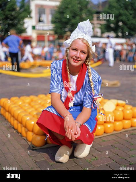 Vestido Tradicional Holandés Fotografías E Imágenes De Alta Resolución Alamy