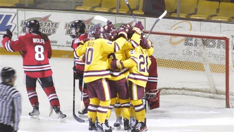 Umd Womens Hockey Sweep St Cloud In Wcha First Round