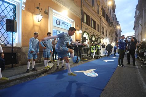 Selfie E Cori Popolo Biancoceleste In Festa Per Il Nuovo Lazio Store