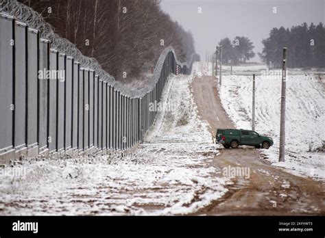 Una Vista Del Muro De Metal En La Frontera Polaco Bielorrusa Cerca De La Aldea Nomiki El