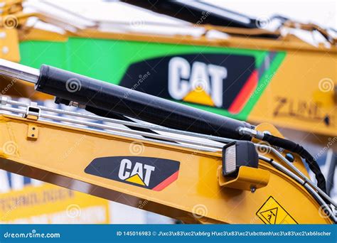 Logotipo De Caterpillar Em Um Bra O Do Escavador Foto De Stock