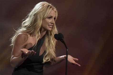 Britney Spears prend la pose entièrement nue dans sa baignoire