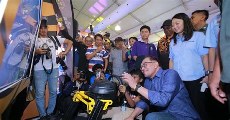Pm Keeps Mum On Cabinet Reshuffle New Straits Times