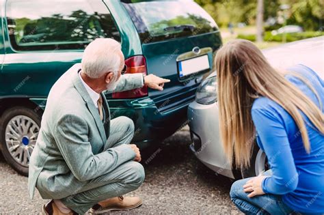 Hombre Mayor Y Mujer Joven Discutiendo Después De Un Accidente Automovilístico Foto Premium