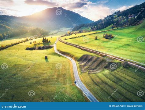 Vue Aérienne De La Route En Vallée De Montagne Au Coucher Du Soleil En