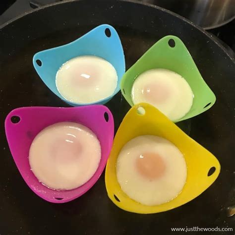 Making Poached Eggs The Easy Way With Egg Poacher Cups Recept Eten Eten En Drinken Eieren