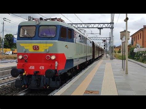 Treni Merci E Passeggeri Di Vario Tipo In Transito Sulla Linea