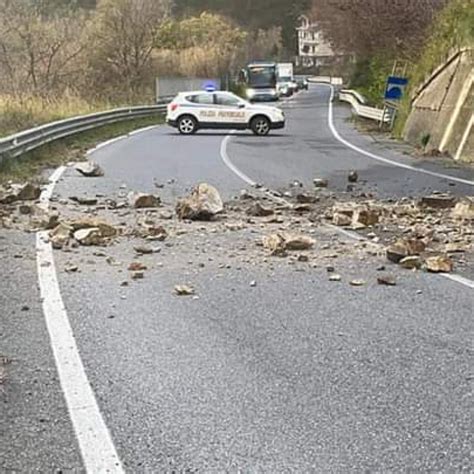 Cosenza Interrotta Per Una Frana La Strada Tra Lago E Amantea