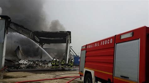 Incendio Alla Breplast Di San Cipriano Paura Per L Aria La Provincia