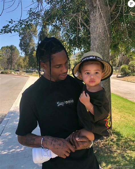 Travis Scott Tient Sa Fille Stormi Dans Les Bras Instagram De Kylie