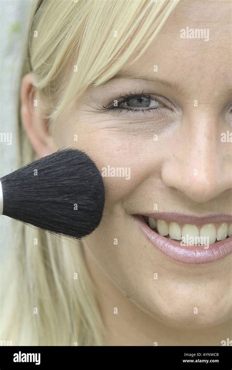 Blonde Frau Pudert Sich Das Gesicht Mit Einem Pinsel Stock Photo Alamy