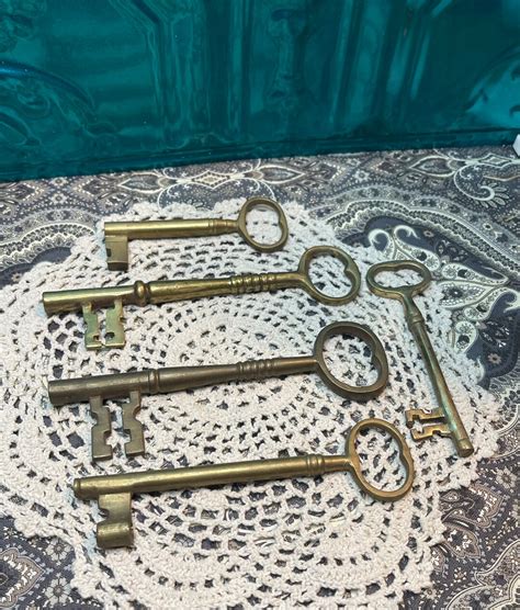 Vintage Brass Skeleton Keys Set Of 5 Aged Decor Repurpose Etsy