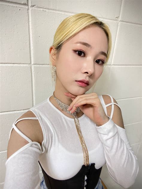 221022 EVERGLOW Cafe Update - Mia | kpopping