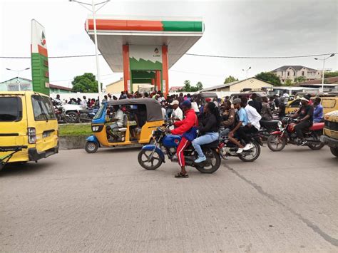 Kinshasa Pénurie De Carburant Ce Lundi Les Conducteurs En Profitent