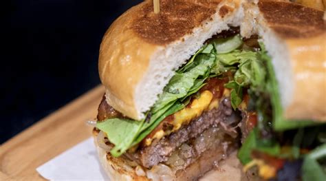 Arlington Restaurants 20 Pound Burger Is The Biggest In Texas Iheart