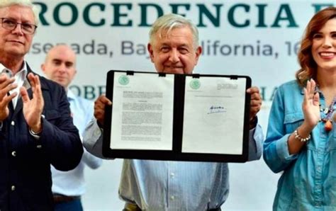 Firma AMLO Acuerdo Para Regularizar Los Autos Chocolate