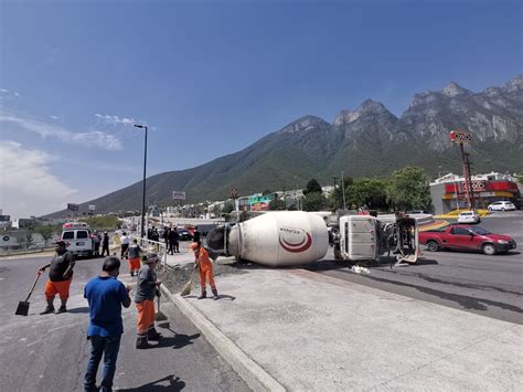 Vuelca Cami N Revolvedor Y Atraviesa Avenida Paseo De Los Leones