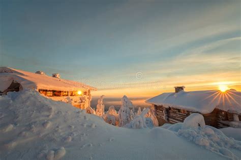 Por Do Sol Sobre Rvores Congeladas Em Uma Montanha Lapland Finland S