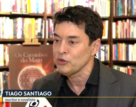 Novelista Tiago Santiago entrega projetos para avaliação do GloboPlay e