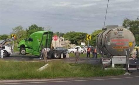 Pipa Con Carga De Combustible Pierde El Control Y Vuelca En Tampico