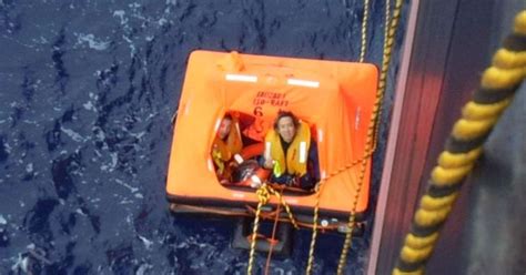 Brasileiro é resgatado em alto mar após naufrágio de veleiro na costa