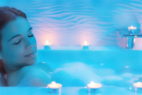 Femme Dans Le Bain De Mousse Avec Des Bougies Photo Stock Image Du