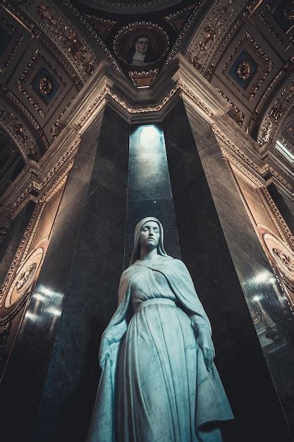 La Estatua De La Virgen Mar A En La Iglesia Cat Lica Foto Premium