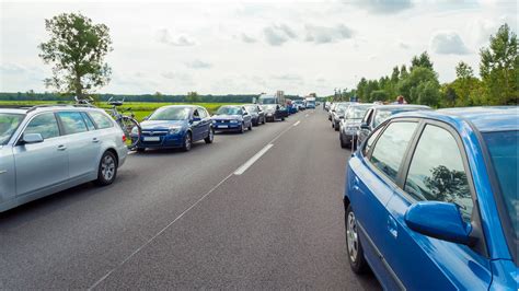 Rettungsgasse Bilden So Geht Es Richtig Hansemerkur