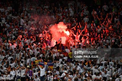 Football Crowd Celebrating Photos And Premium High Res Pictures Getty