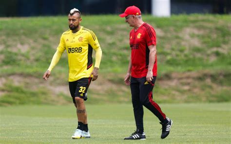 Vidal Flamengo Divulga Relacionados Para Final Da Copa Do Brasil